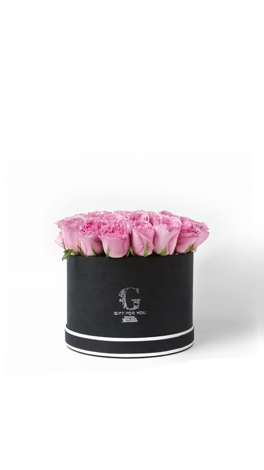 Siyah Orta Boy Kutuda Pespembe Güller