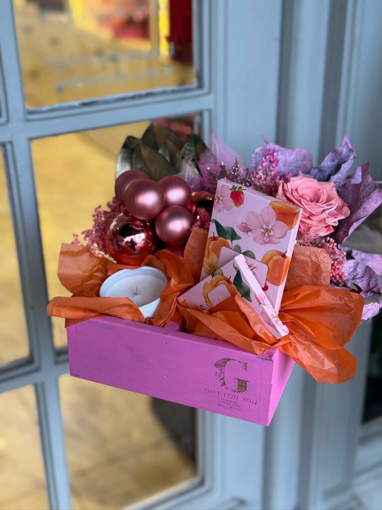 Pembe Yılbaşı Kutusu