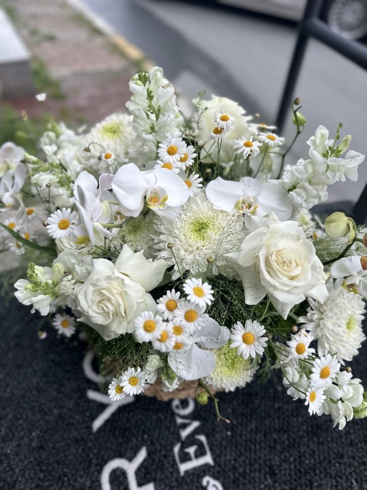 Extra Large Sepet İçinde Bembeyaz  Aranjman